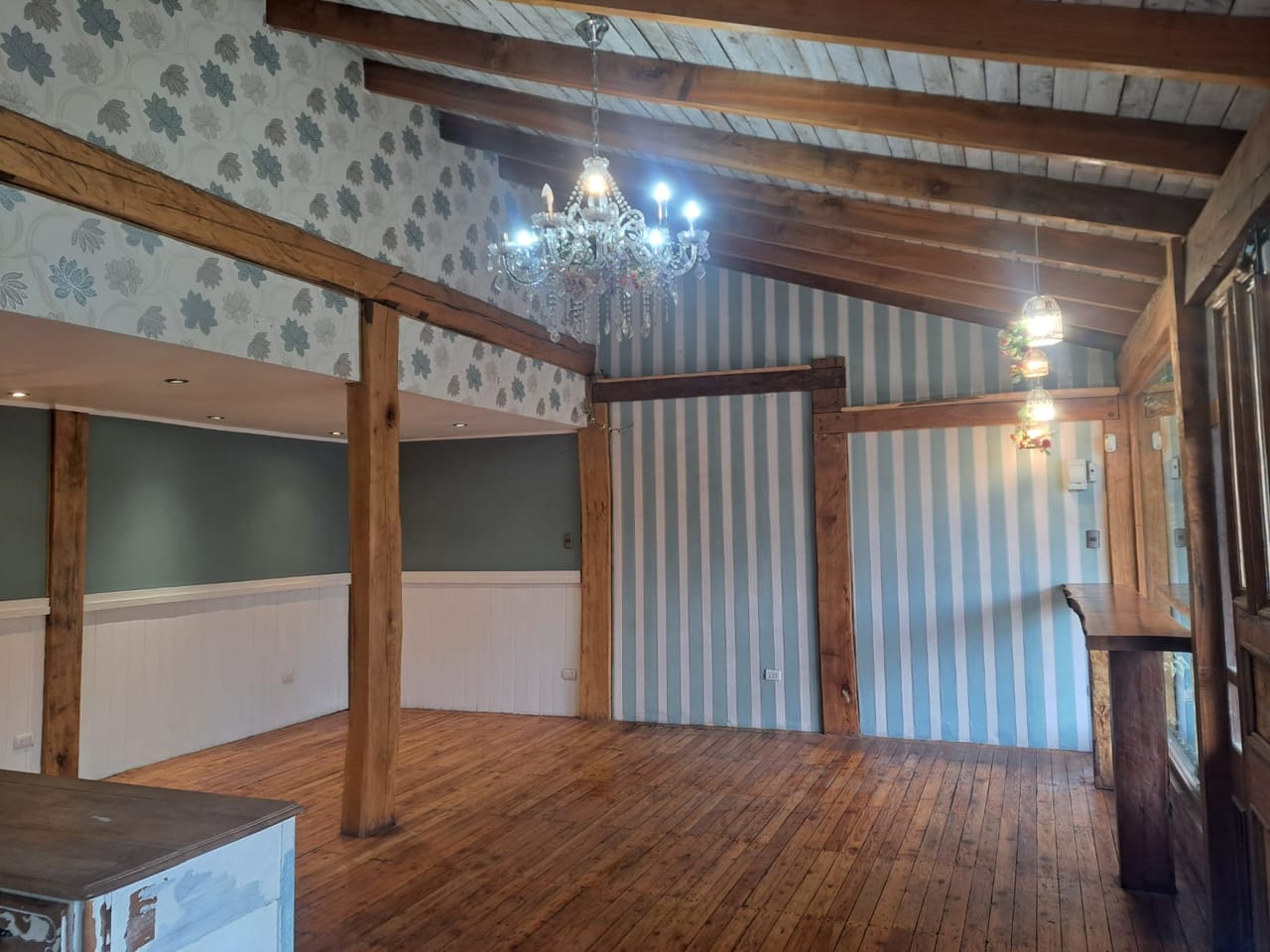 Salón Espacio Magnolia con vigas de madera y araña de cristal